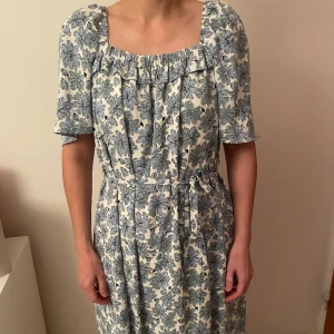 Sommarklänning - Aldrig använd. Med prislapp. Nypris 699kr