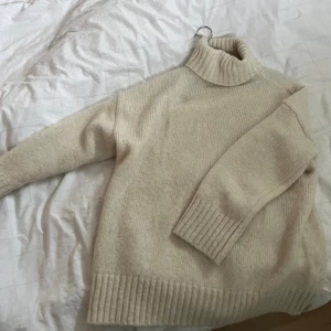 Stickad polotröja  - använd 1 gång, bra skick