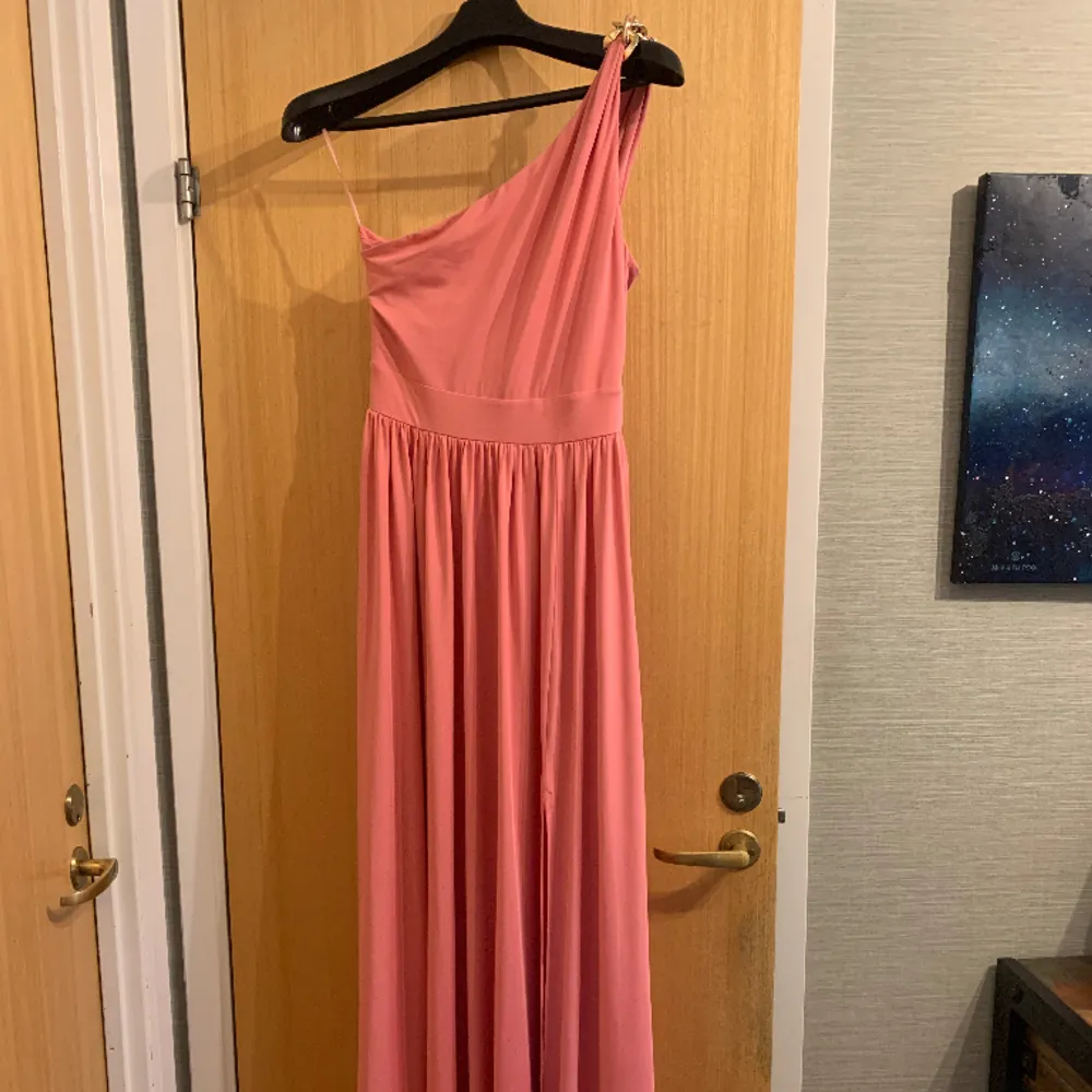 Min vän säljer sin ljusrosa balklänning som är använd en gång så i ny skick. Den har en liten guld detalj vid axeln och köptes för 400kr ny💕. Klänningar.