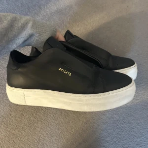 Arigato skor  - Söljer då de ej kommer till användning🥰 köptes nyligen och ör i storlek 37 men finns även en tilltagd sula så dom passar 36,5🥰 superfint skick, som helt nya❤️har kvar boxen och allt annat som tillhör🥰