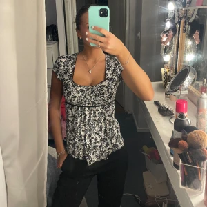 Topp med blommigt möster - Denna topp är så bekväm och fin och den har knytning där bak så man kan justera passformen. Storlek s men jag brukar ha xs i kläder. 