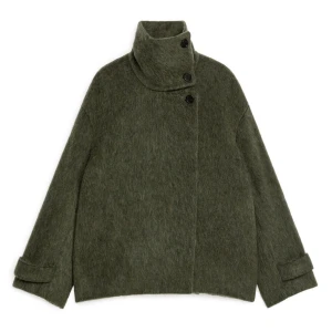 Arket kappa grön - Använd två gånger, storlek 40 men sitter bra på mig som vanligtvis har M! Nypris 2200