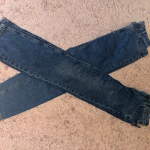 Jeans - två snygga jeans som kommer ej t användning de har inga defekter, De är ej skinny skriv priv för mer biler osv ovh jag säljer båda två för 50 och de är från Assos// Denim