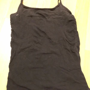 Linne - Ett linne från HM, den är väldigt använd men man ser ingen slitage så, bara på banden litegran, de står varken storlek elle märke men det är de enda linnet som jag har från HM och de är en XS eftersom jag är smal överlag.