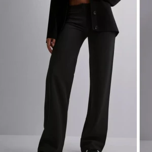 Lågmidjade kostymbyxor  - Lågmidjade kostymbyxor i mycket fint skick, använda endast en gång. Storlek S.  Hör av er vid frågor! 