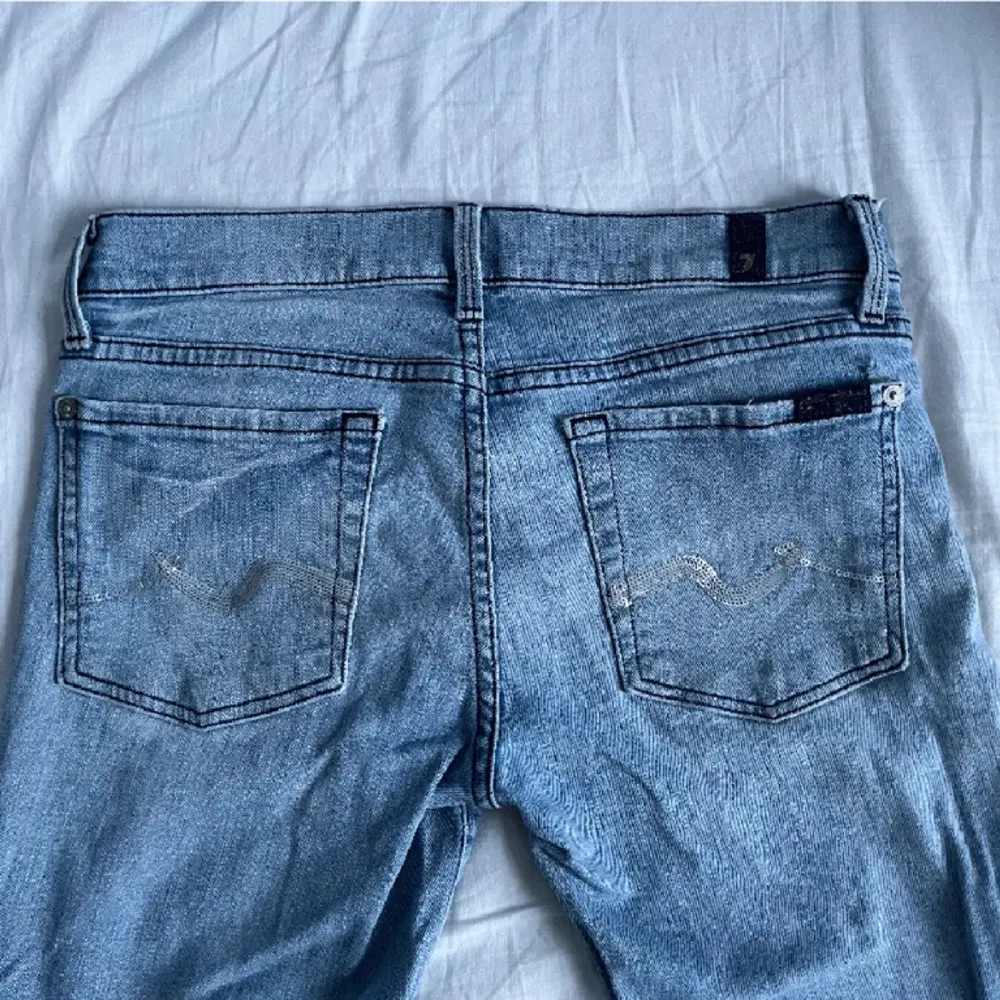 Köpta här på Plick 🩷säljer då de var för korta för mig🩷lågmidjade straight jeans🩷passar även w25🩷Lånade bilder!. Jeans & Byxor.