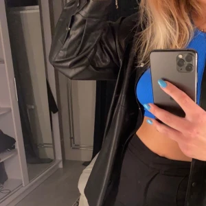 Svart Skinnskjorta - Snygg svart skinnskjorta från Pull & Bear, använd några gånger🖤