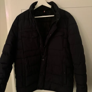 Jacka - Säljer denna snygga jacka från reserved. Väldigt bra skick 9/10. 800kr