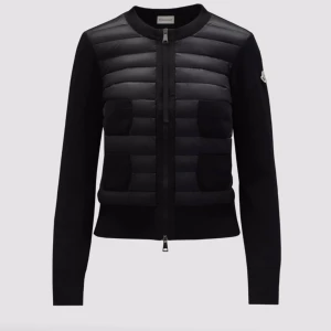 Moncler cardigan  - Söker efter en svart eller vit.