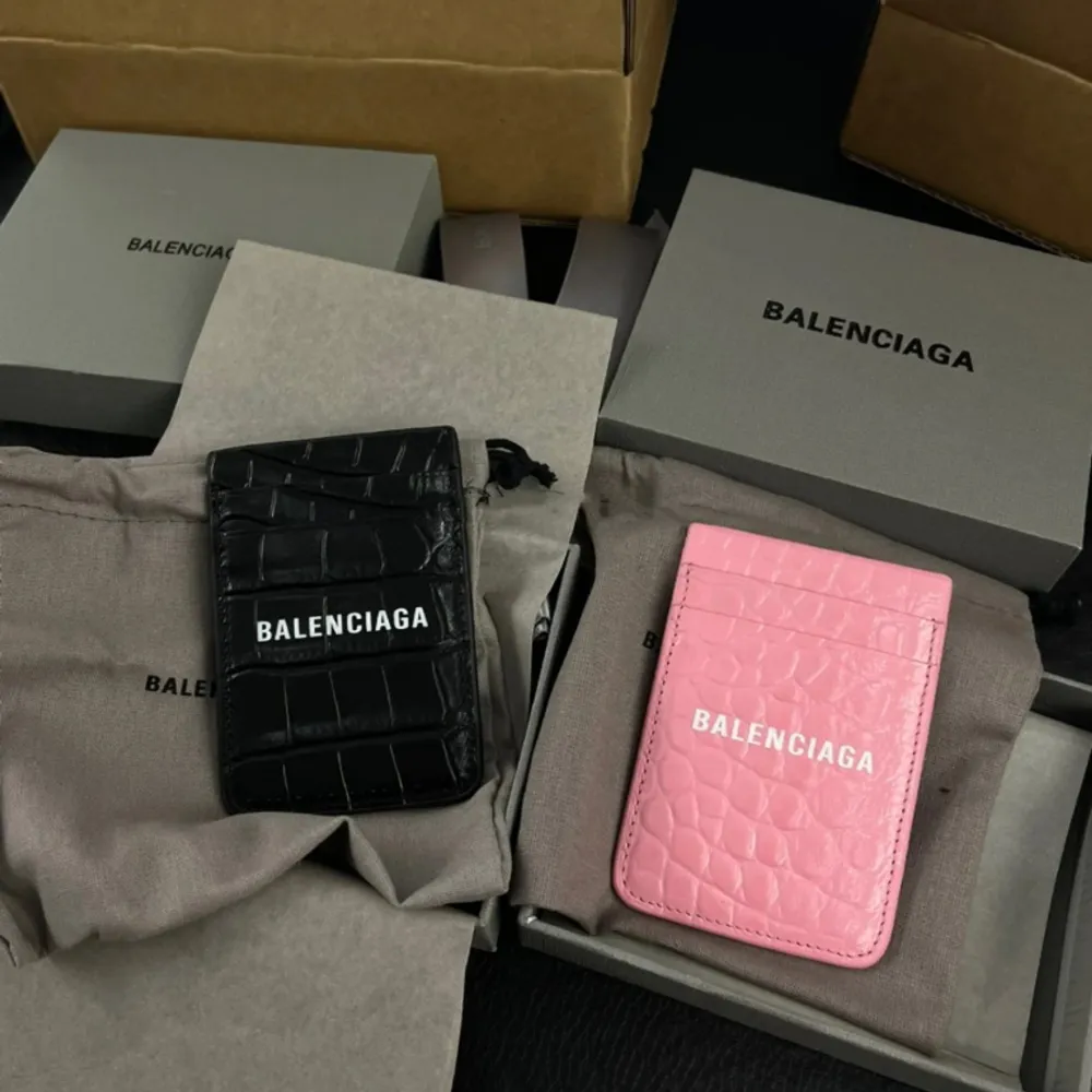 Cardholder från Balenciaga, allt följer med precis som butik. Vid frågor eller önskan om fler bilder så kan du kontakta mig. . Övrigt.