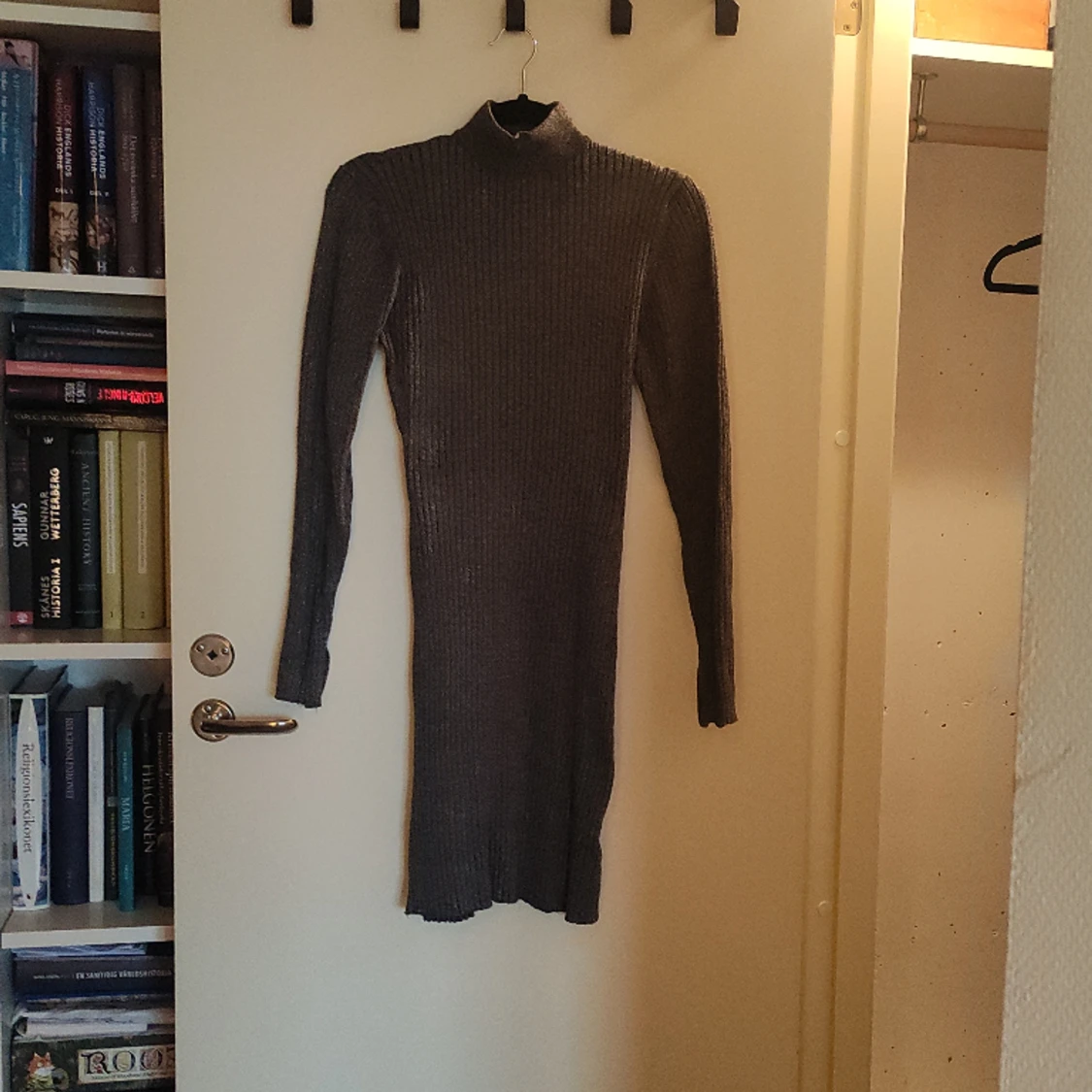 Mörkgrå ribbstickad klänning