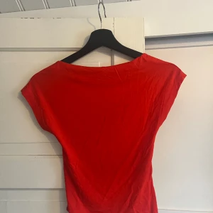 Röd topp - Röd topp med öppen rygg från shein. Storlek S.