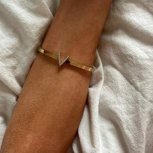 Säljer mitt super fina guld armband då det inte längre kommer till andväning 😇