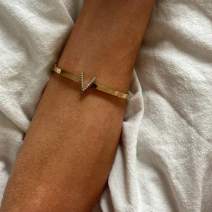 V-guld armband - Säljer mitt super fina guld armband då det inte längre kommer till andväning 😇