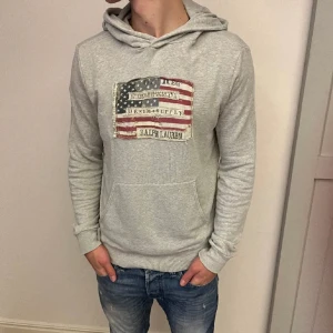 Ralph lauren hoodie - Tja, säljer denna Ralph lauren hoodie i M den är i fint skick, lånad bild. Hör av dig vid funderingar🙌🙌
