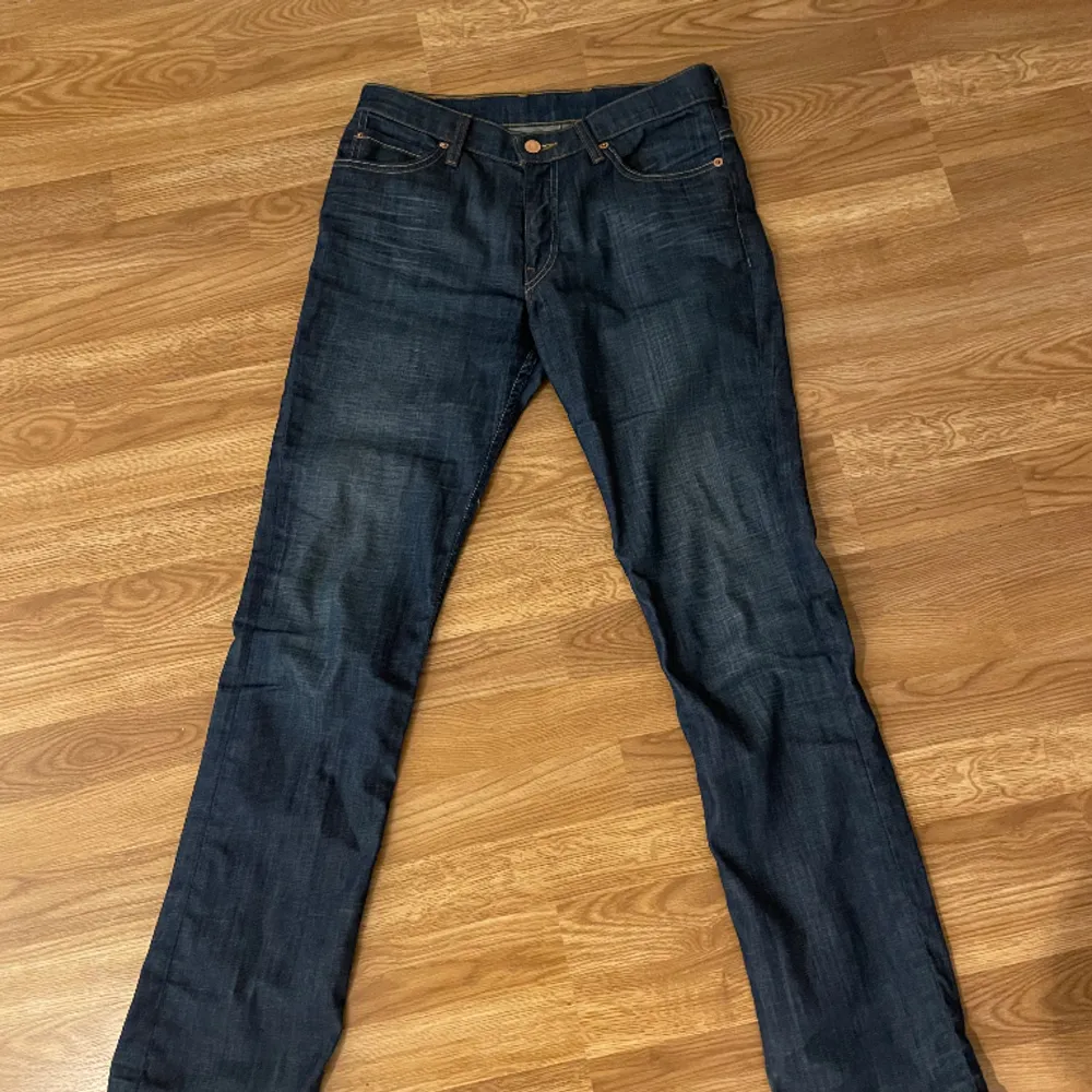 Näst intill helt oanvända levi jeans, mökblåa storel S/36. Jeans & Byxor.