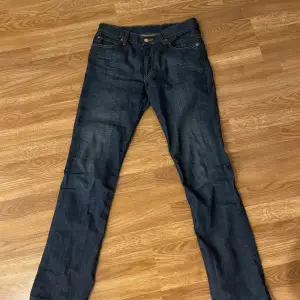 Näst intill helt oanvända levi jeans, mökblåa storel S/36