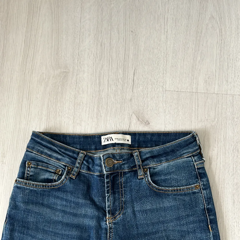 Jag säljer mina mörkblå lågmidjade Bootcut jeans ifrån zara då de blivit lite för små och inte kommer till användning längre. De är köpta förra året men ändå i bra skick, de är stretchiga i materialet men kontakta mig för fler bilder och mått🥰💕. Jeans & Byxor.