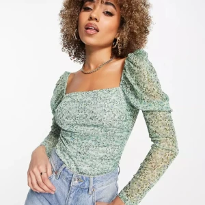 Body  - Jättefin body från asos i storlek 34💕säljer då den aldrig kommit till användning, aldrig använd🤩 Välj inte köp direkt 