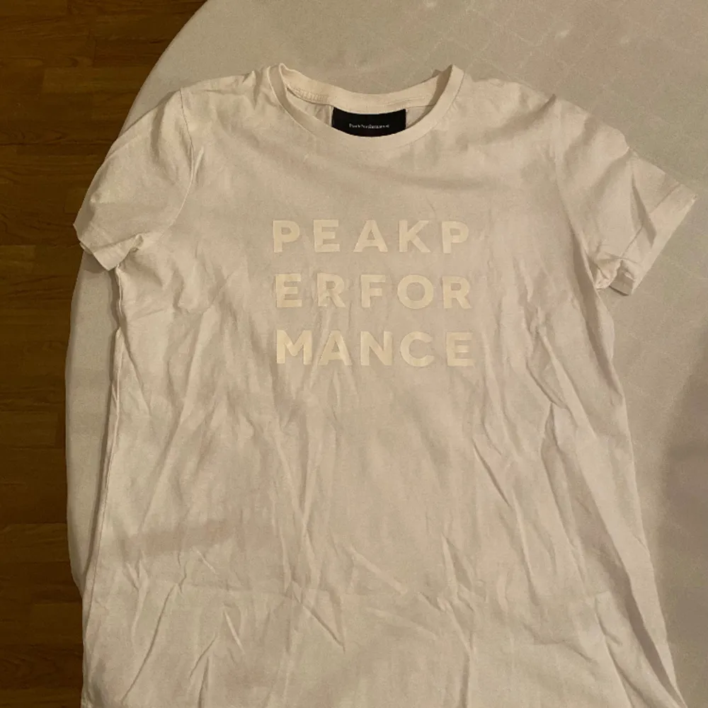 Två fina peak performance t-shirts😍. T-shirts.