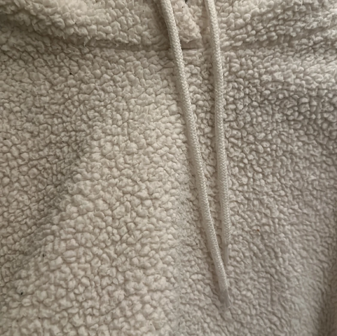 Croppad vit hoodie - 91