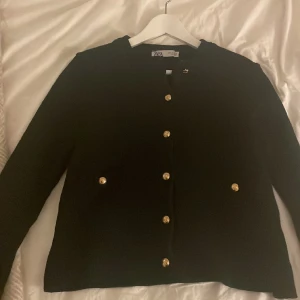 Kofta med knappar - Kofta med knappar från Zara i storlek S.