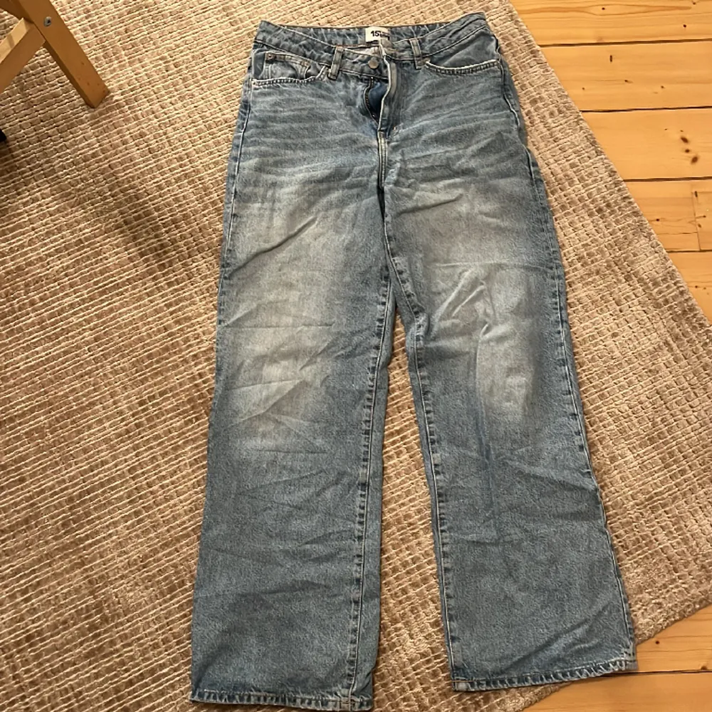 Säljer dessa baggy jeans från lager 157 då de tyvärr inte passar längre. Sparsamt använda och inga defekter. Pris kan diskuteras vid snabb affär :). Jeans & Byxor.