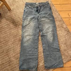 Säljer dessa baggy jeans från lager 157 då de tyvärr inte passar längre. Sparsamt använda och inga defekter. Pris kan diskuteras vid snabb affär :)