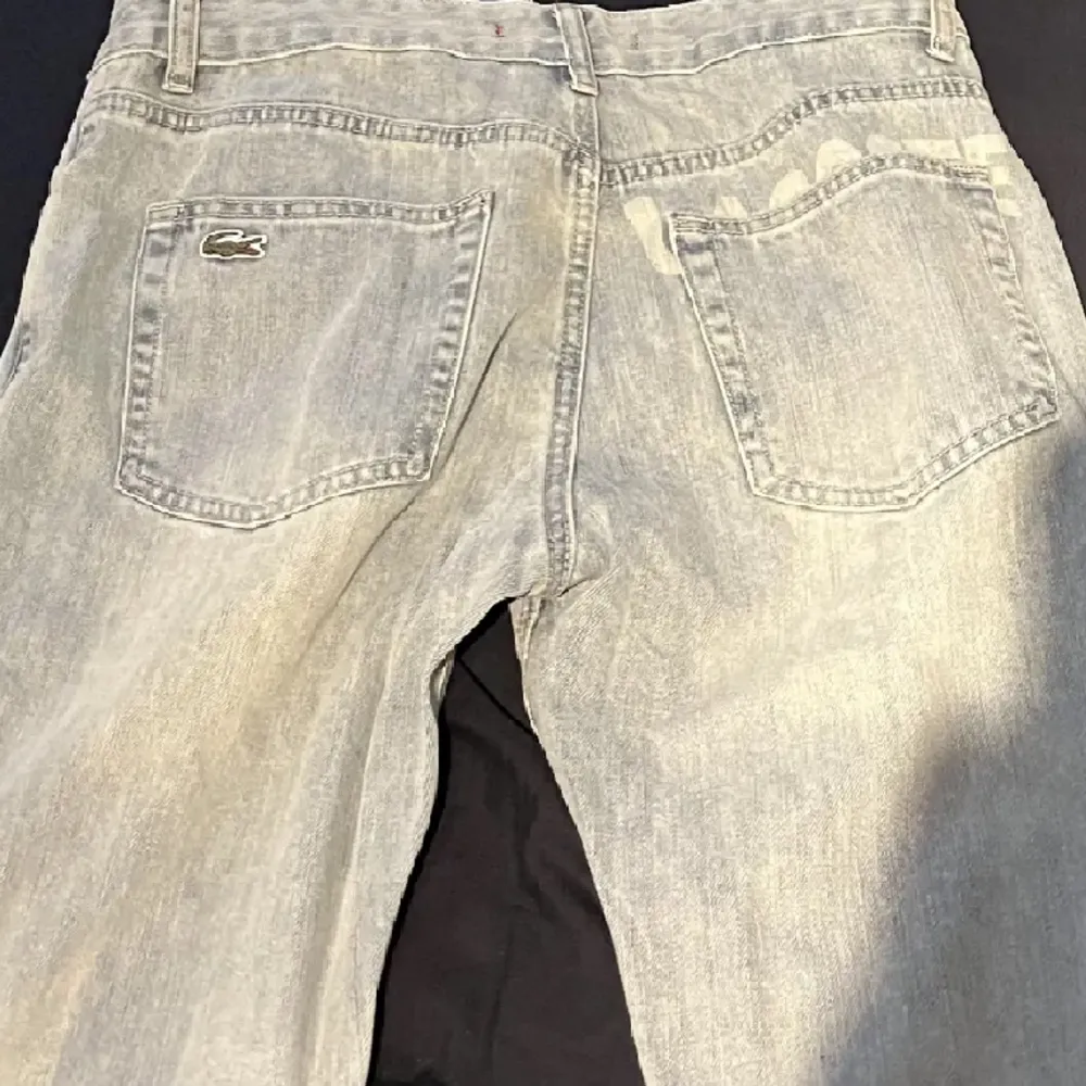 Ett par Lacoste jeans i strlk 31. De är knappt använda och ligger på 1500kr nya. De är riktigt fina!. Jeans & Byxor.