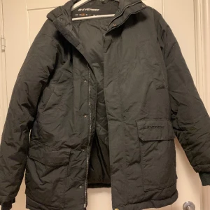 Vinterjacka  - Fin och varm vinterjacka från Everest. Har använts men är i fint skick. 50% dun och 50% fjäder. Storlek S men är stor i storleken 