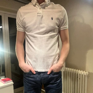 Ralph lauren pikéer - Tja! Säljer två snygga Ralph lauren pikéer i väldigt bra skick, den vita är i storlek M men passar S och den blåa är storlek S. Skriv om du har några frågor😁