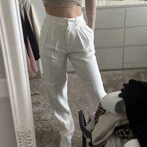 Vita Kostymbyxor  - Ett par vita kostymbyxor från hm som funkar otroligt bra inför våren som kommer snart 🤍 Nypris 399kr 