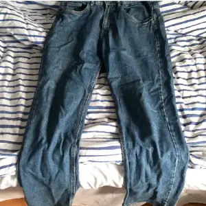 Säljer dessa jeans nu som jag inte använder de är i storlek 30 30 köpte de för 450kr säljer de för 200kr