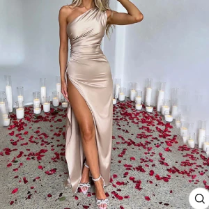 Klänning - Lång klänning, ej testad (lånad bild från hemsidan)