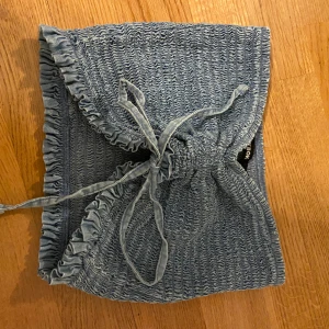 Bandeau topp - Kort bandeau topp i jeans blå färg💙 knytning i mitten, stretchig
