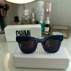 Chimi solglasögon  - Chimi solglasögon i modellen 005 Acai. Är i bra skick och har kvar boxen och allt❤️