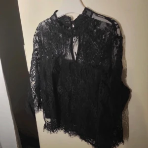 Svart spetstopp - Intresse koll på min långärmade spetstopp från Rut & circles❤️Storlek S och är i mycket bra skick. Lägg prisförslag och pris kan diskuteras