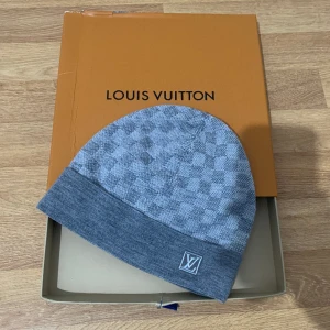 Louis Vuttion Beanie  - Louis vuttion mössa. Mössan är i nyskick och är knappt använd. Priset kan självklart diskuteras!