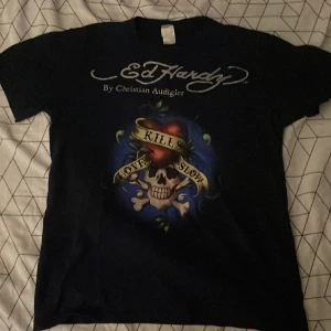 ed hardy tröja för tjejer (sitter okej på killar också) - Storlek M för tjejer 