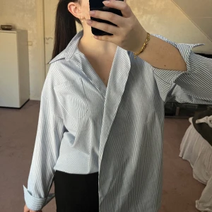 Randig skjorta - Perfekt till sommaren och att slänga över bikinin på stranden! Lite luftigare material och den har endast en knapp, se bild 3 🩵🩵 PRIS KAN DISKUTERAS OCH MÄNGDRABATT GES VID KÖP AV TVÅ ELLER FLER PLAGG 🤝