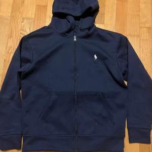 Navy blue ralph lauren zip hoodie i storlek M Varan är en A:A kopia alltså samma kvalité som orginalet