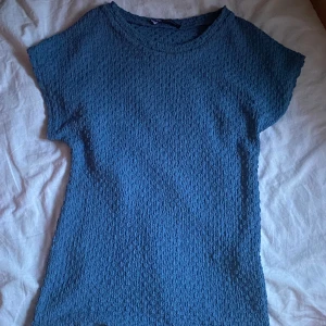 T-shirt zara - Superfin T-shirt från zara som använts sparsamt någon enstaka gång! Säljer då den inte kommer till användning, kom privat vid frågor och funderingar och för fler bilder! ☺️💕