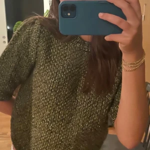 Kortärmad stickad tröja - Sååå snygg stickad kortärmad tröja!! Säljer pågrund av liten användning. Helt perfekt till vardags eller finare tillfällen, mycket bra skick!! 💗💗