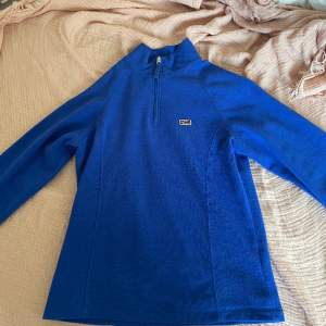Blå Napapijri tröja i storlek 38/Medium. Supersnygg nu till vintern att ha till underställ eller bara som en fleecetröja. 