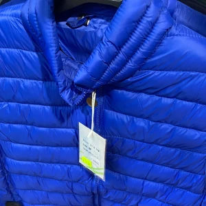 Blå väst  - Marinblå stilig väst, passar speciellt bra med ett par vita eller svarta skor! Perfekt för en dejt eller allmän användning! 🔥🚀