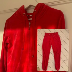 Röd velour-overall - Röd velour-overall från Cubus i storlek S. Den är i väldigt bra skick och har inga hål/fläckar.