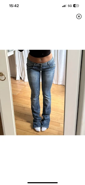 diesel jeans  - väl använda lågmidjade vintage diesel jeans med nitar💓skriv privat vid frågor, (lånade bilder) tjejen på bilden är 165 cm 
