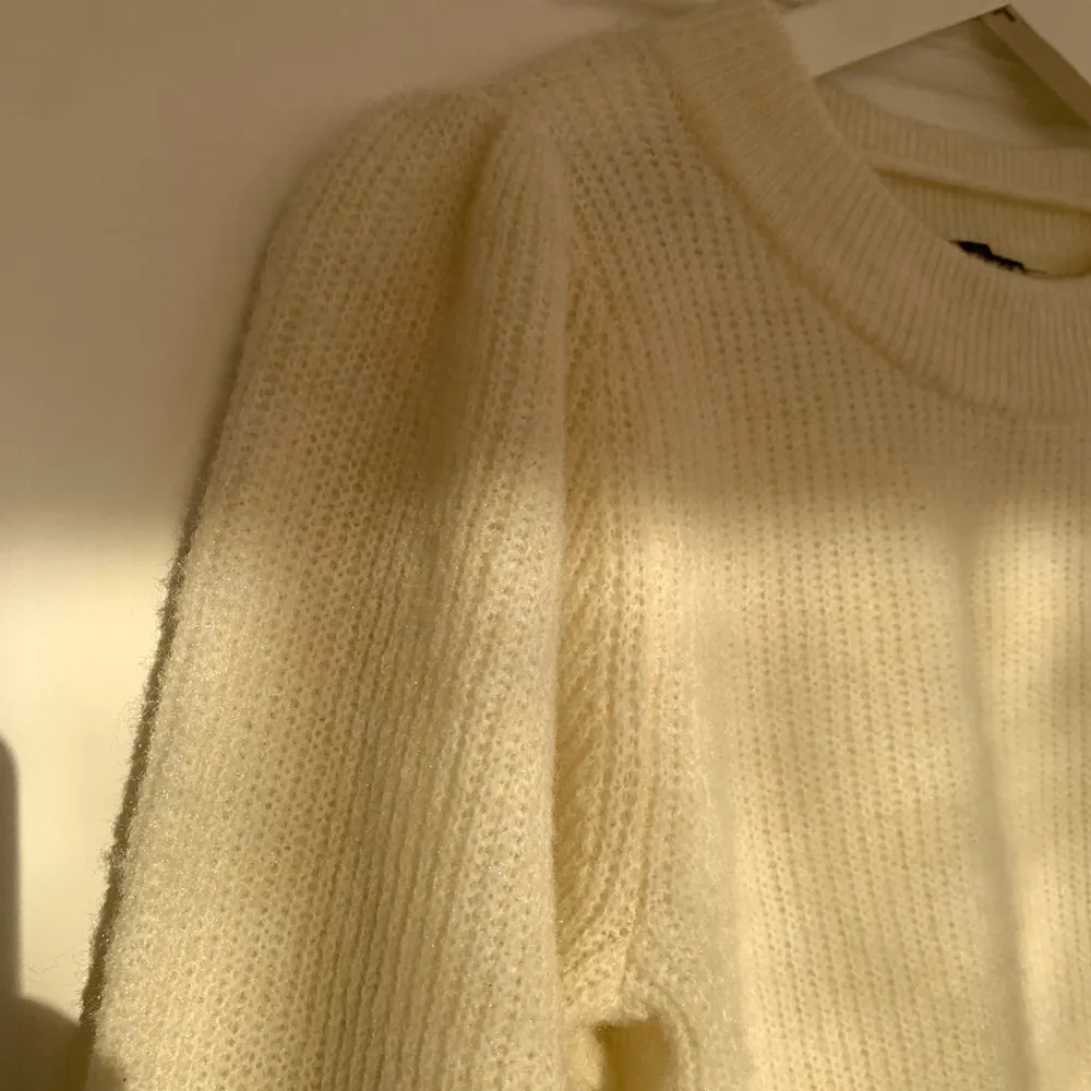 Ljus-beige stickad tröja med ”puff-ärmar” från VERO MODA i storlek XS. Har inga hål/fläckar och är i bra skick.. Stickat.