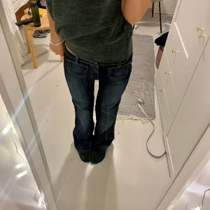 Bootcut jeans  - Bootcut jeans utan bakfickor som sitter lågmidjade på mig. Midjemått 35cm innerbenslängd 82 cm❤️‍🔥❤️‍🔥