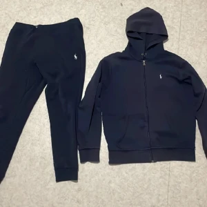 Ralph lauren tracksuit  - Säljer nu min Ralph lauren tracksuit som inte va som förväntat byxorna är i bra skick men tröjan har 2 flaws som kan skickas priv 